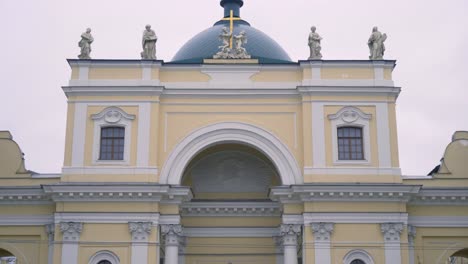 exterior de un edificio histórico de la iglesia