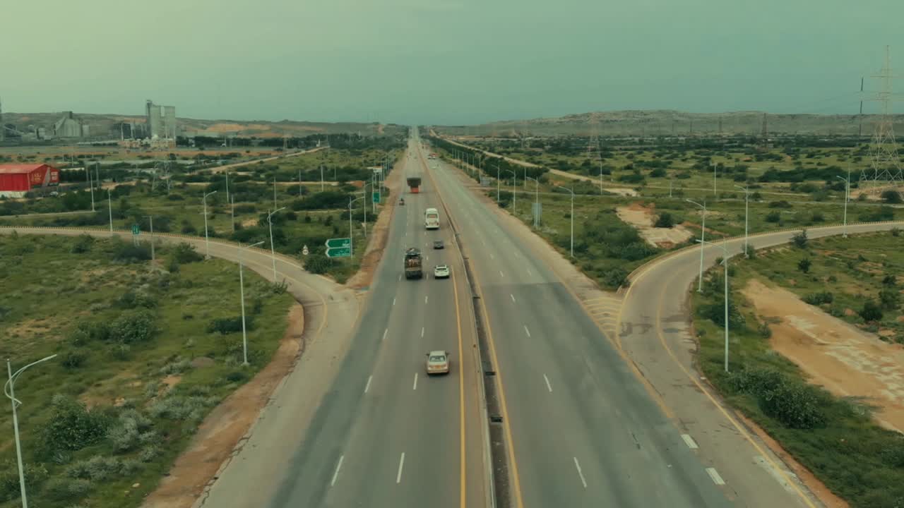 교통량이 지나는 카라치 고속도로의 중앙 부분을 공중 비행