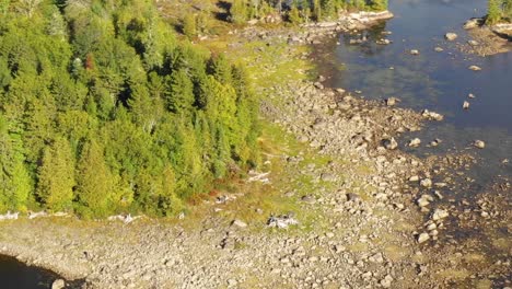 Luftaufnahmen-Eines-Abgelegenen-Sees-Im-Norden-Von-Maine-Zoom-Umlaufbahn-In-Richtung-Felsvorsprung
