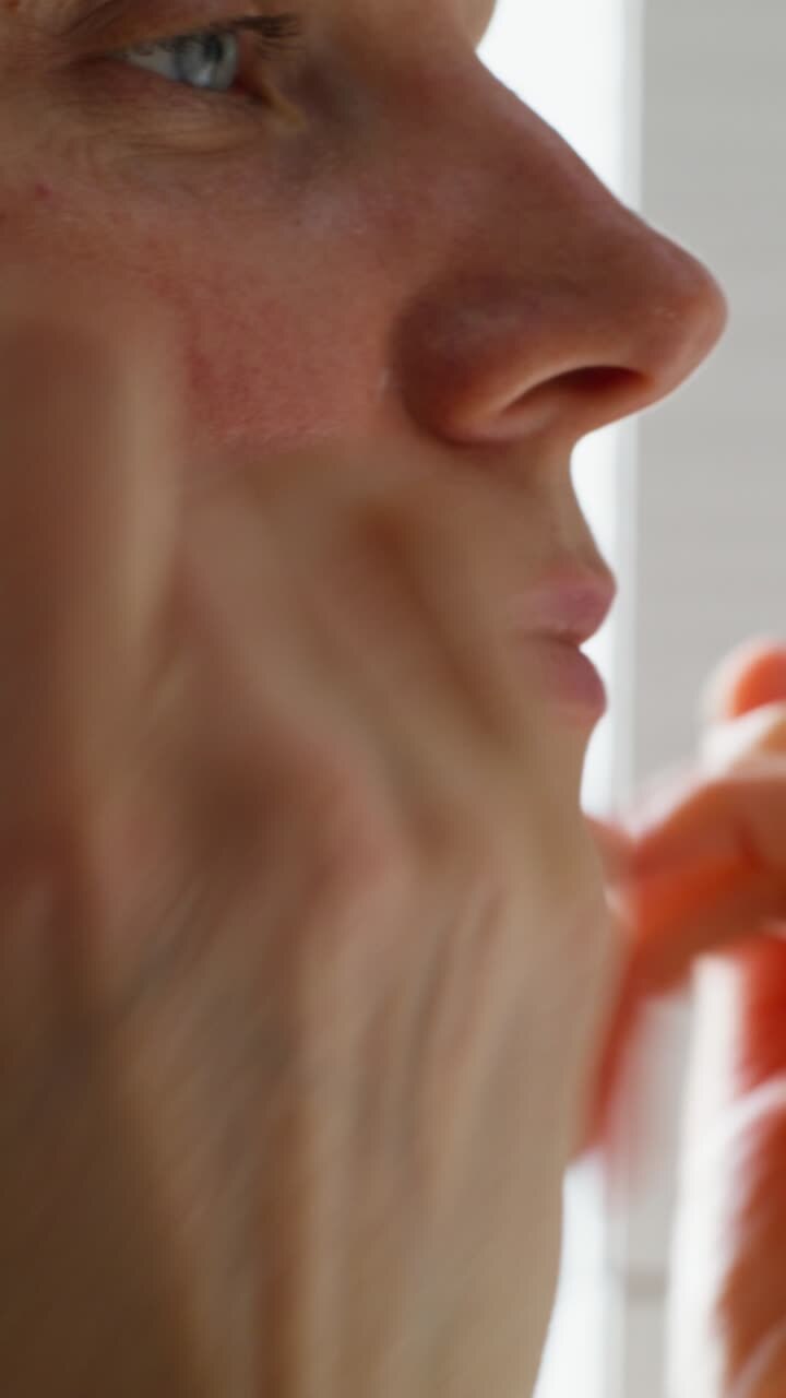 Donna che applica la crema per il viso