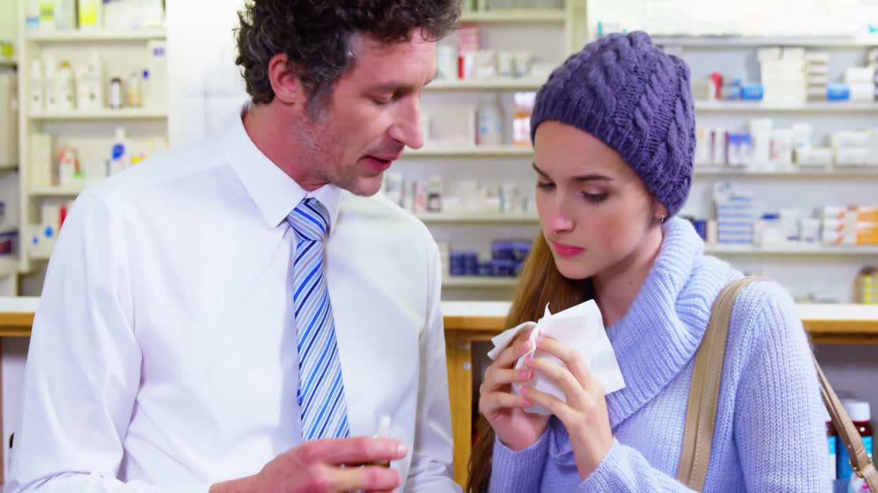 약사 가 고객 에게 약 을 보여 주는 것