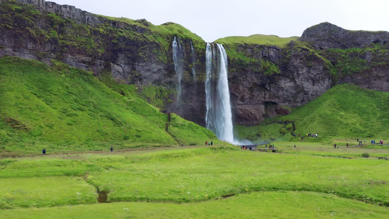 los turistas visitan la majestuosa cascada seljalandsfoss en el sur de islandia