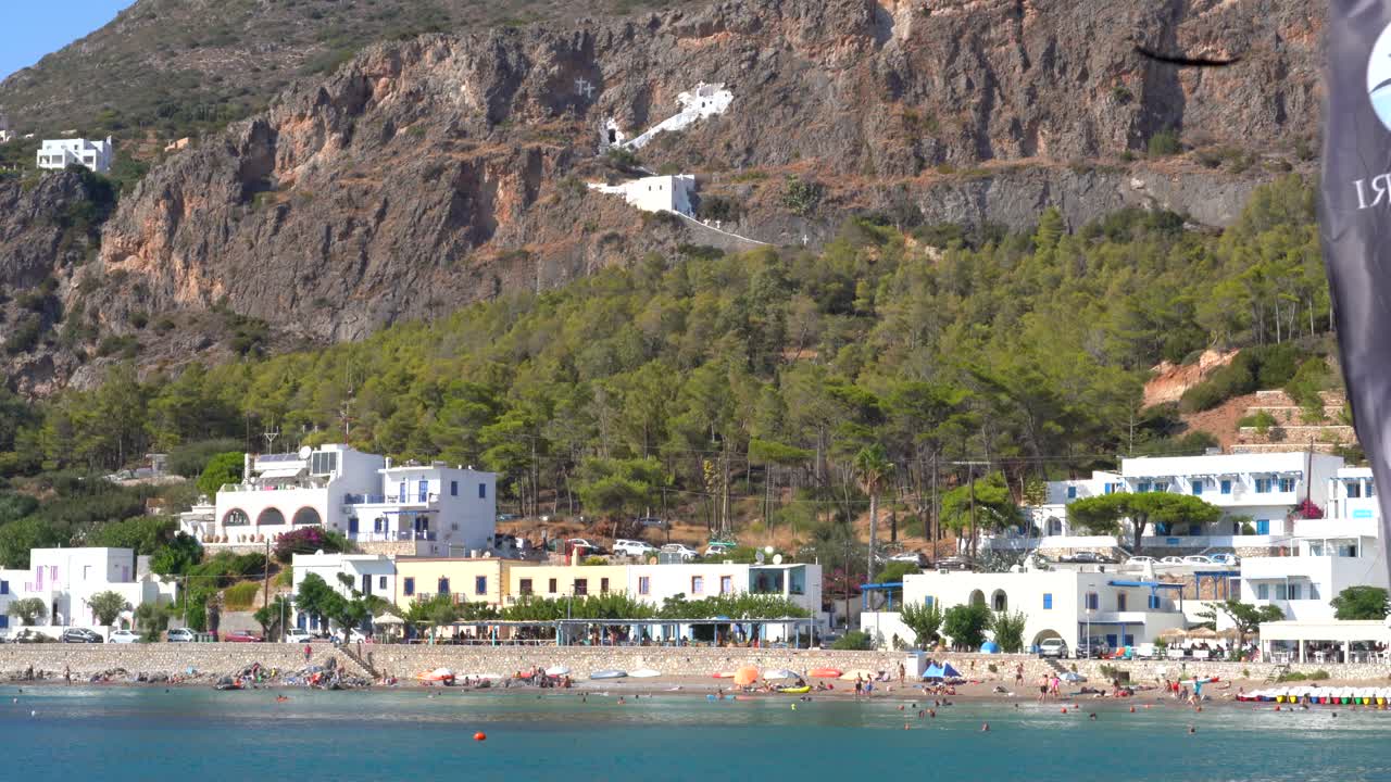 edificio agios ioannis en un acantilado junto a la playa, grecia