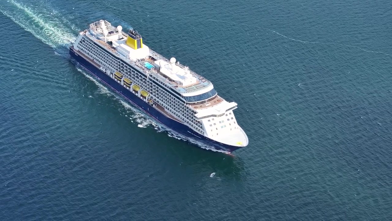 Vivi un elegante viaggio in mare su una grande nave da crociera mentre scivola senza sforzo attraverso l'oceano blu scintillante. Goditi panorami mozzafiato e servizi di lusso in questo viaggio indimenticabile.
