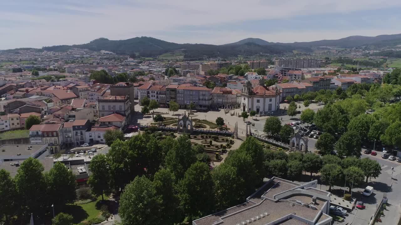 ciudad de barcelos, toma de drones en 4k, largo da porta nova, barcelos, toma aérea de portugal