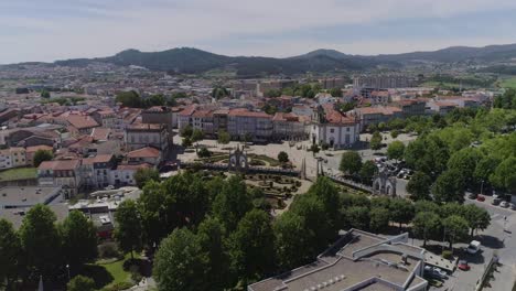 Ciudad-De-Barcelos,-Toma-De-Drones-En-4k,-Largo-Da-Porta-Nova,-Barcelos,-Toma-Aérea-De-Portugal