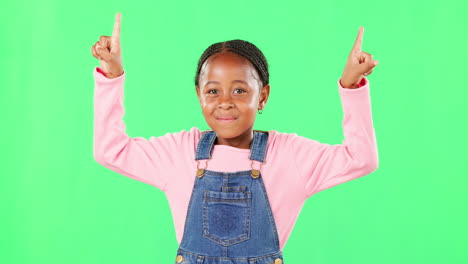 niños, señalando y una niña negra en un verde