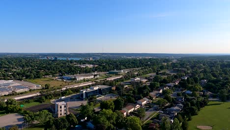 Volando-Sobre-Cunndles-Rd-Barrie-Ontario-Drone-Vistas-Cielos-Azules-Y-Las-Calles-Suburbios-Y-Casas