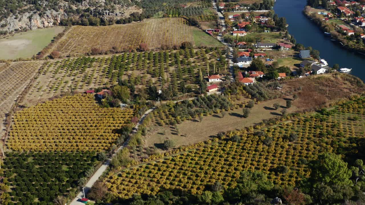 toma de drones de un pequeño pueblo de dalyan, turquía