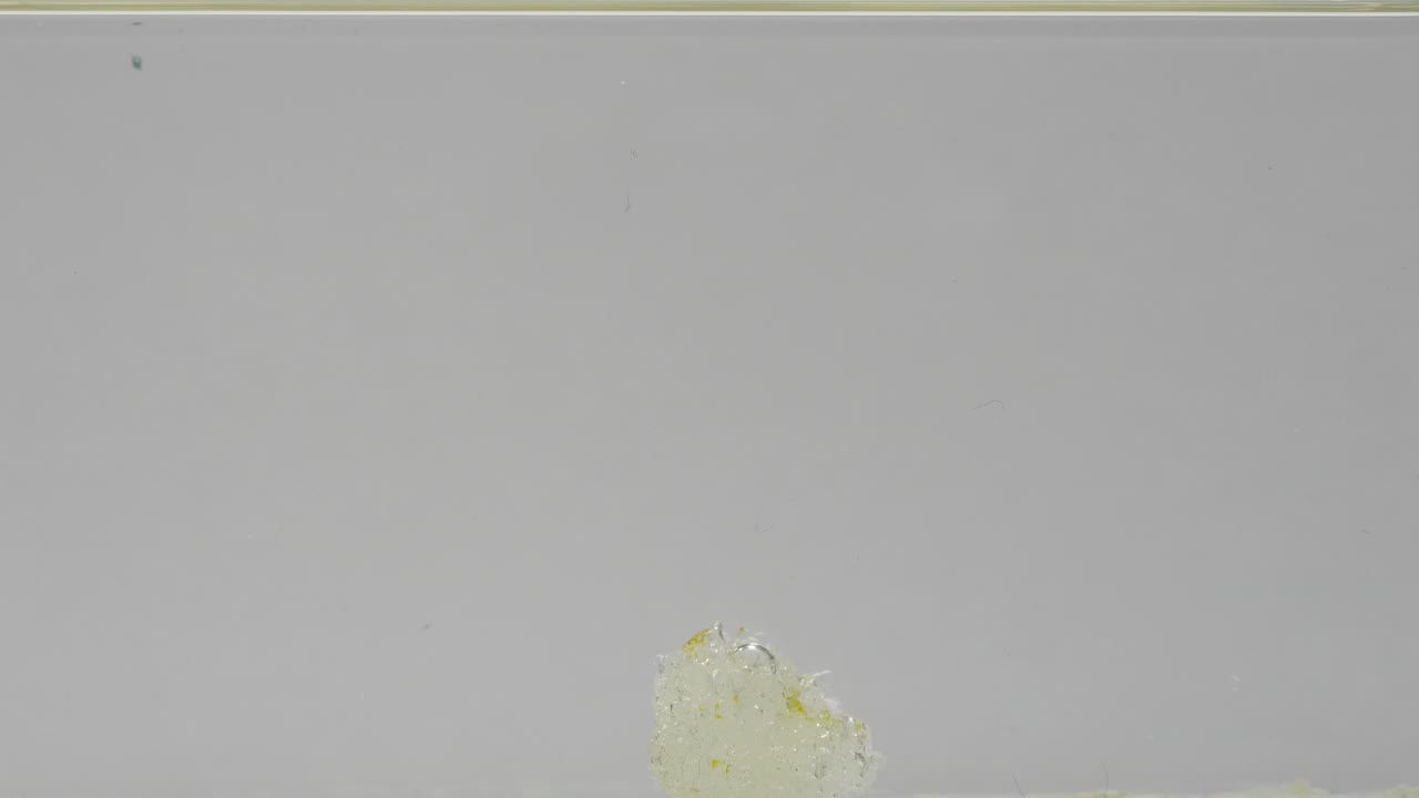 물 아래의 화학 반응 실험