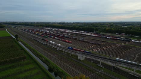 Panorama-Des-Buckelhofs-Kijfhoek-Mit-Waggonzug,-Der-In-Den-Westlichen-Niederlanden-Ankommt