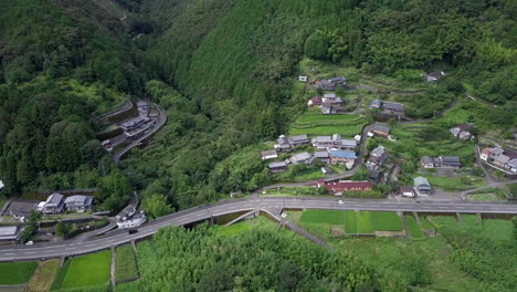 Vista-Aérea-De-Un-Pueblo-Al-Lado-Del-Puente-De-Aguas-Bajas-De-Iwama