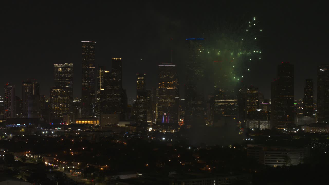 vista de avión no tripulado de los fuegos artificiales del 4 de julio sobre el centro de houston