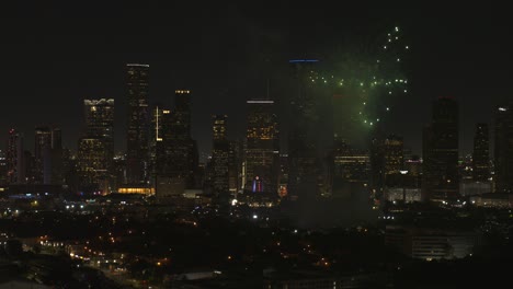 Vista-De-Drones-De-Los-Fuegos-Artificiales-Del-4-De-Julio-En-El-Centro-De-Houston