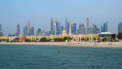 ciudad moderna con estructuras arquitectónicas en el centro de dubai en emiratos árabes unidos