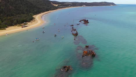 Vista-Aérea:-Naufragios-Populares-De-Tangalooma-Frente-A-La-Costa-De-La-Isla-De-Moreton,-Australia