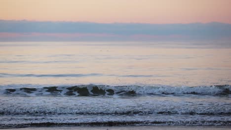 Toma-Estática-De-Olas-Rompientes-Y-Cielo-Púrpura-En-El-Horizonte-Después-Del-Atardecer