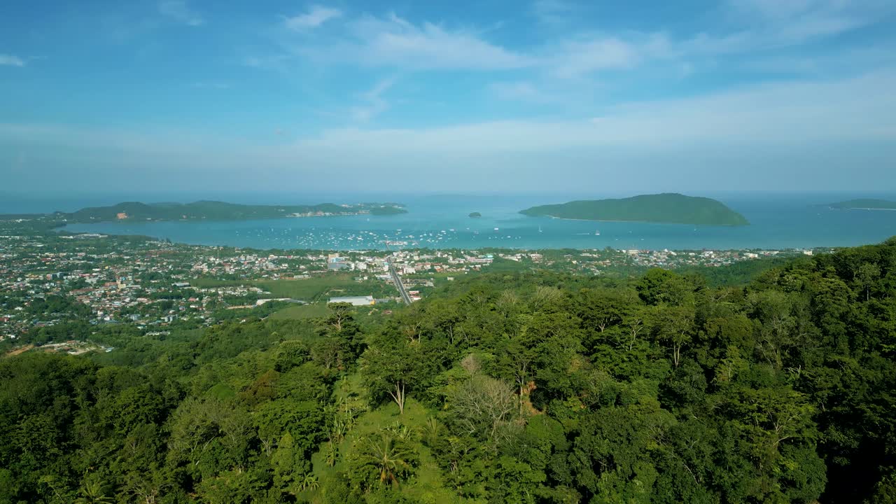 imágenes aéreas de naturaleza cinematográfica de 4k de un avión no tripulado volando sobre las hermosas montañas de phuket, tailandia en un día soleado
