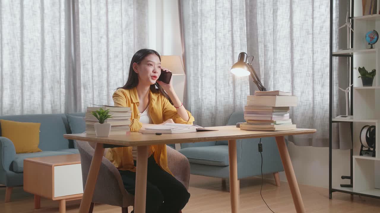 집에서 공부하는 젊은 여성