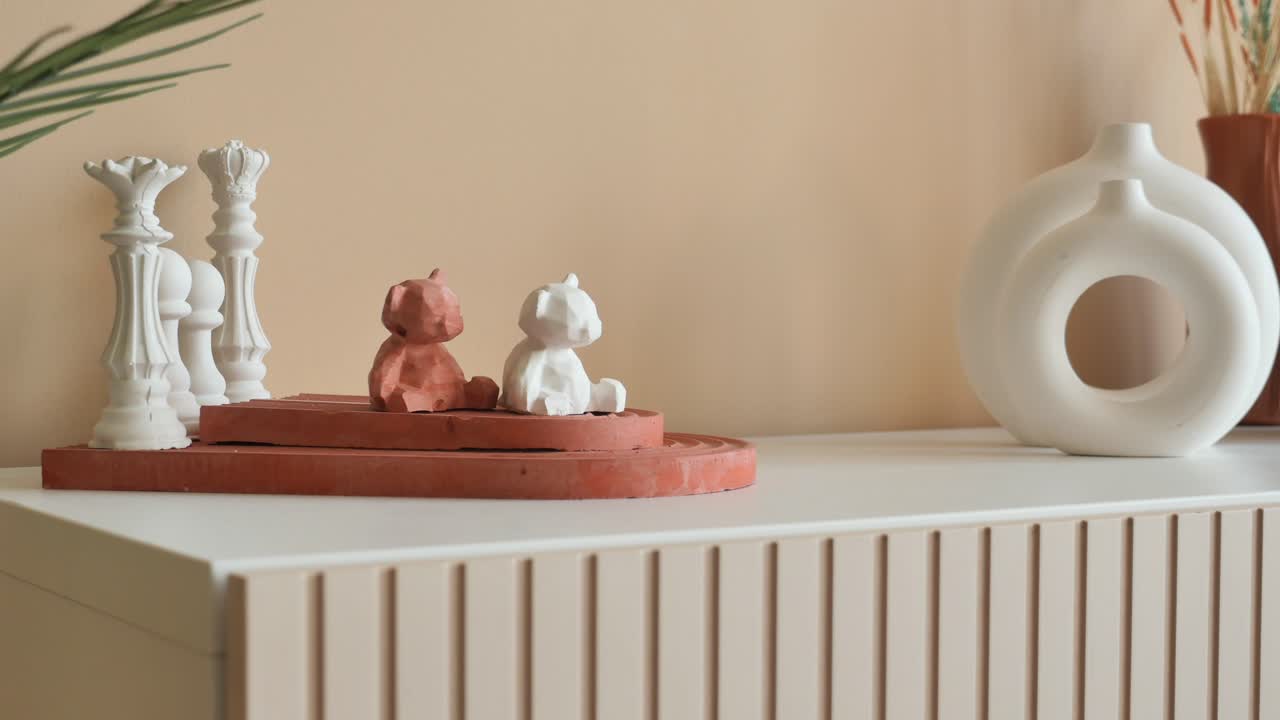 decoración moderna del hogar con esculturas de hormigón y jarrones