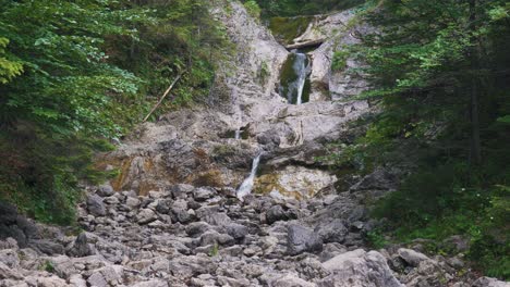 Cascada-De-Sarni-Parque-Nacional-De-La-Montaña-Tatra-De-Zakopane-Con-Ruta-De-Senderismo-Turística