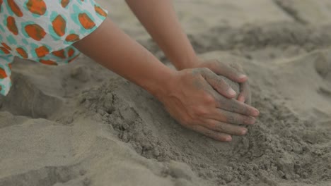 Detailaufnahme-Der-Anmutigen-Hände-Einer-Indischen-Frau,-Die-Spielerisch-Den-Weichen,-Sonnenverwöhnten-Strandsand-Erkundet