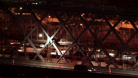 Die-U-Bahn-überquert-Nachts-Die-Williamsburg-Bridge-Von-Manhattan-Nach-Brooklyn