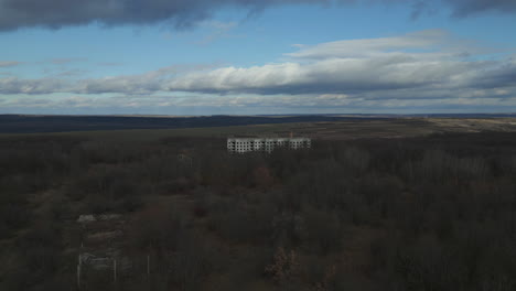 Más-Allá-De-Las-Ruinas:-Un-Viaje-Cinematográfico-Con-Drones-Hacia-El-Enigmático-Edificio-Soviético-Abandonado-Y-Sus-Impresionantes-Alrededores