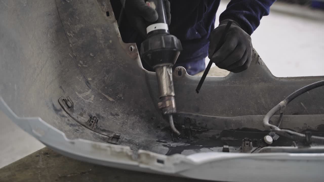 reparación del parachoques del coche con máquina eléctrica