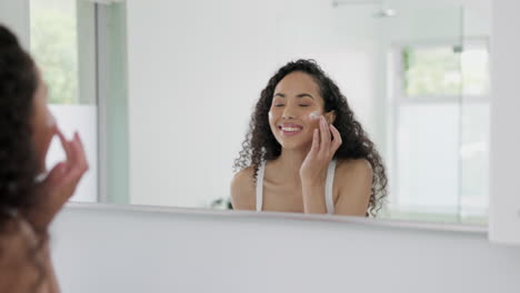 mujer feliz, cara y crema en el espejo