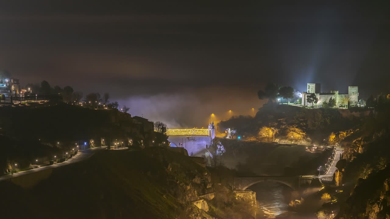 paisaje escénico de una fortaleza iluminada en las montañas por la noche