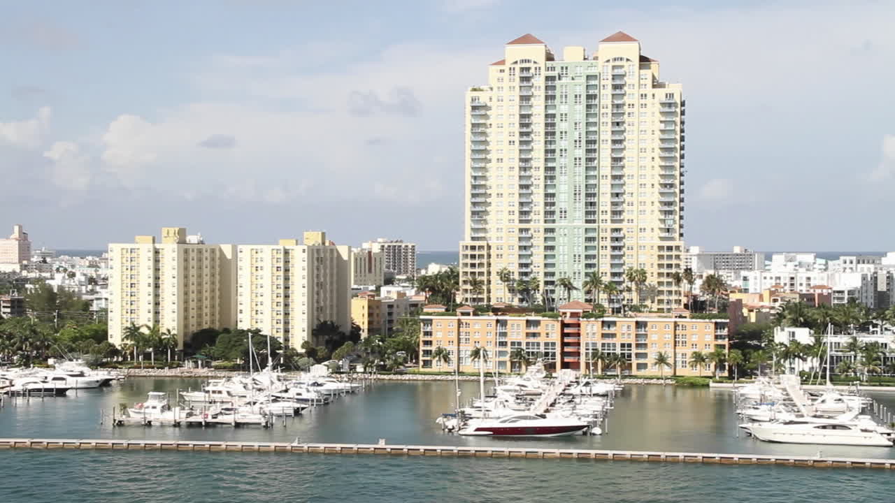 plano general del centro de miami florida pov desde un crucero