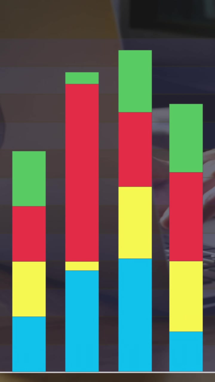 Animación de gráfico de barras multicolor sobre una mujer caucásica trabajando en un portátil en cafeterías