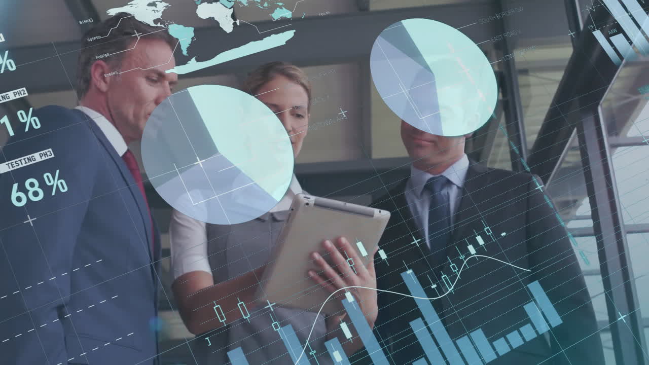 personas de negocios discutiendo datos en la tableta sobre gráficos financieros y gráficos de animación