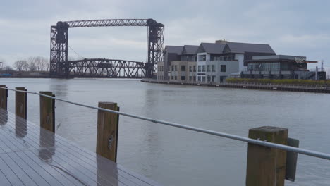 Histórico-Puente-De-Elevación-Vertical-En-Cleveland-Flats-Tomado-Desde-El-Paseo-Marítimo