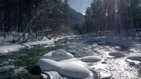 Schöner-Schneeszenenwald-Im-Winter.-Überfliegen-Von-Fluss--Und-Kiefernbäumen,-Die-Mit-Schnee-Bedeckt-Sind.