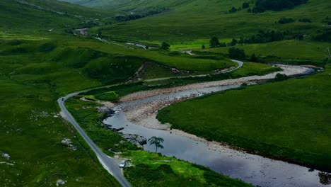 Drohnenaufnahme-Aus-Der-Luft-Von-Motorradfahren-Durch-Glen-Etive-01