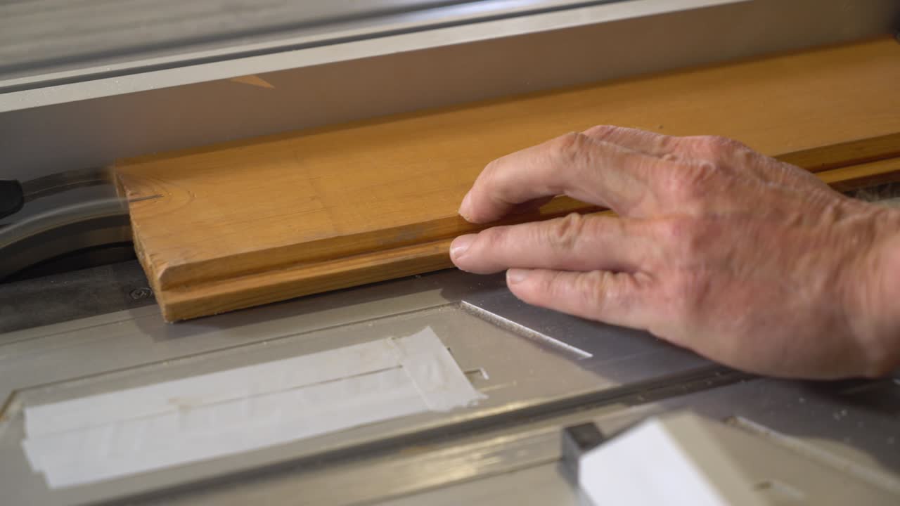 노인 팔 목공이 일하고 있습니다.