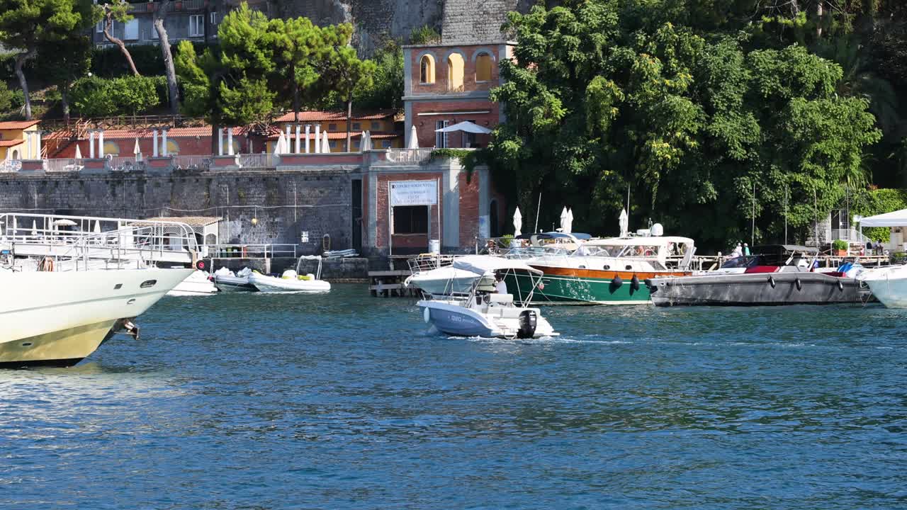 Barche vicino a scogliere e all'hotel Europa Palace