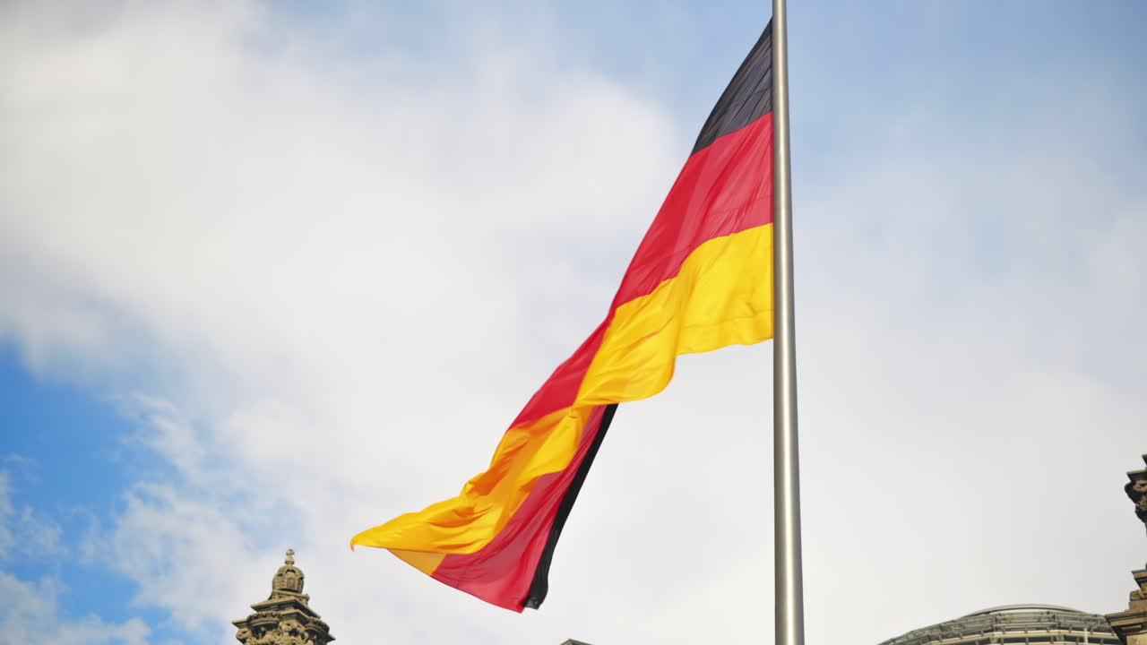 La bandiera tedesca che sventola al vento a Berlino, in Germania