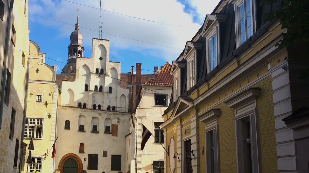 라트비아 리가의 거리 맨 아래에 있는 세 형제 집에 초점을 맞춥니다.