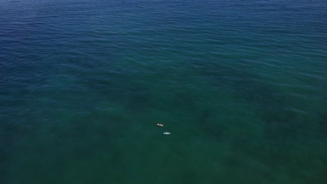 Zwei-Personen-Beim-Kajakfahren-Im-Ruhigen-Blauen-Meer-An-Einem-Sonnigen-Tag-An-Der-Costa-Del-Sol,-Estepona,-Spanien