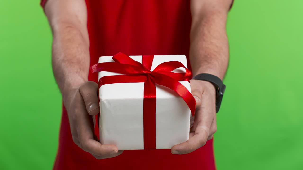 선물을 들고 있는 사람