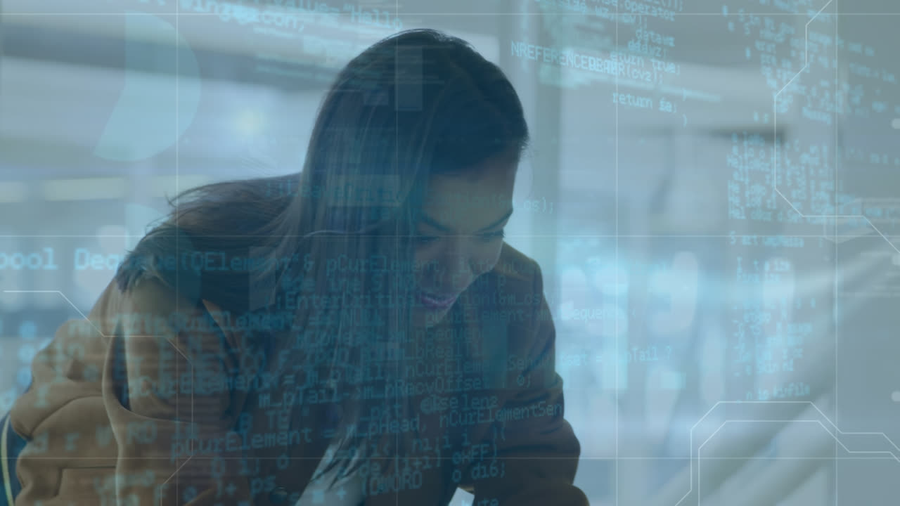 스마트 폰으로 이야기하는 두 인종의 사업가 여성에 대한 데이터 처리 애니메이션