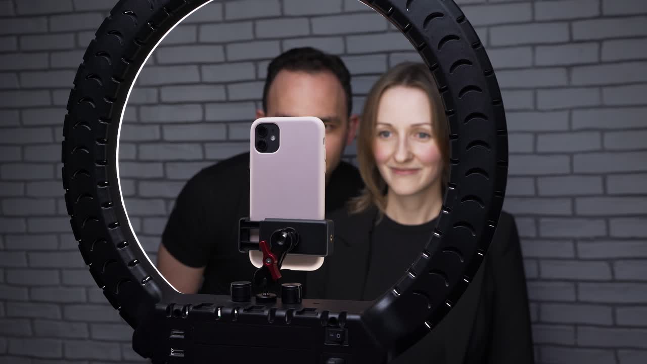 video de una bloguera con un amigo grabando una historia para su blog