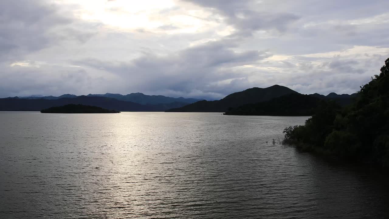 태국 카엥 크라찬 국립공원 저수지 위의 구름 사이로 밝은 햇빛이 피어오르고 있다