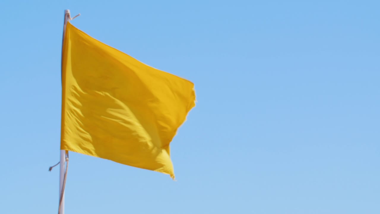 푸른 하늘에 노란 깃발
