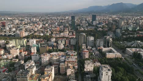 toma aérea de tirana moviéndose en la plaza skanderbeg durante el amanecer