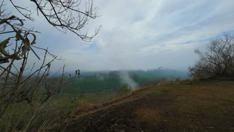 Hermoso-Fuerte-De-Karnala-Trekking-Colinas-Y-Nubes-Moviendo-Timelaps-En-Lluvia-Cerca-De-Panvel