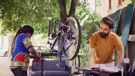 reparaciones de parejas y mantenimiento de neumáticos de bicicleta